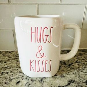 ♦️SOLD♦️Rae Dunn Valentine's Day Hugs & Kisses Mug
